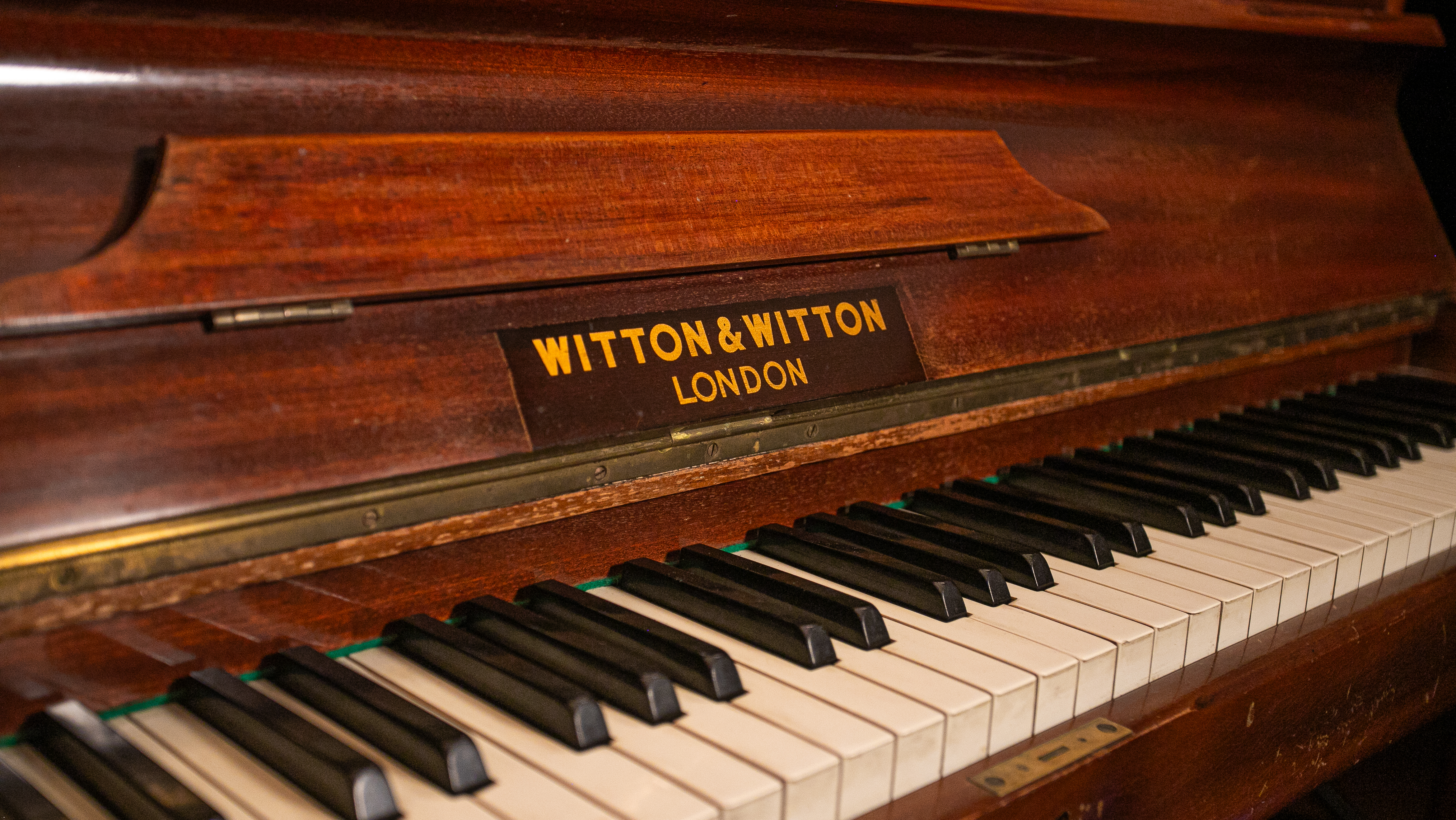 Piano Vertical  Witton & Witton (DISPONIBLE)