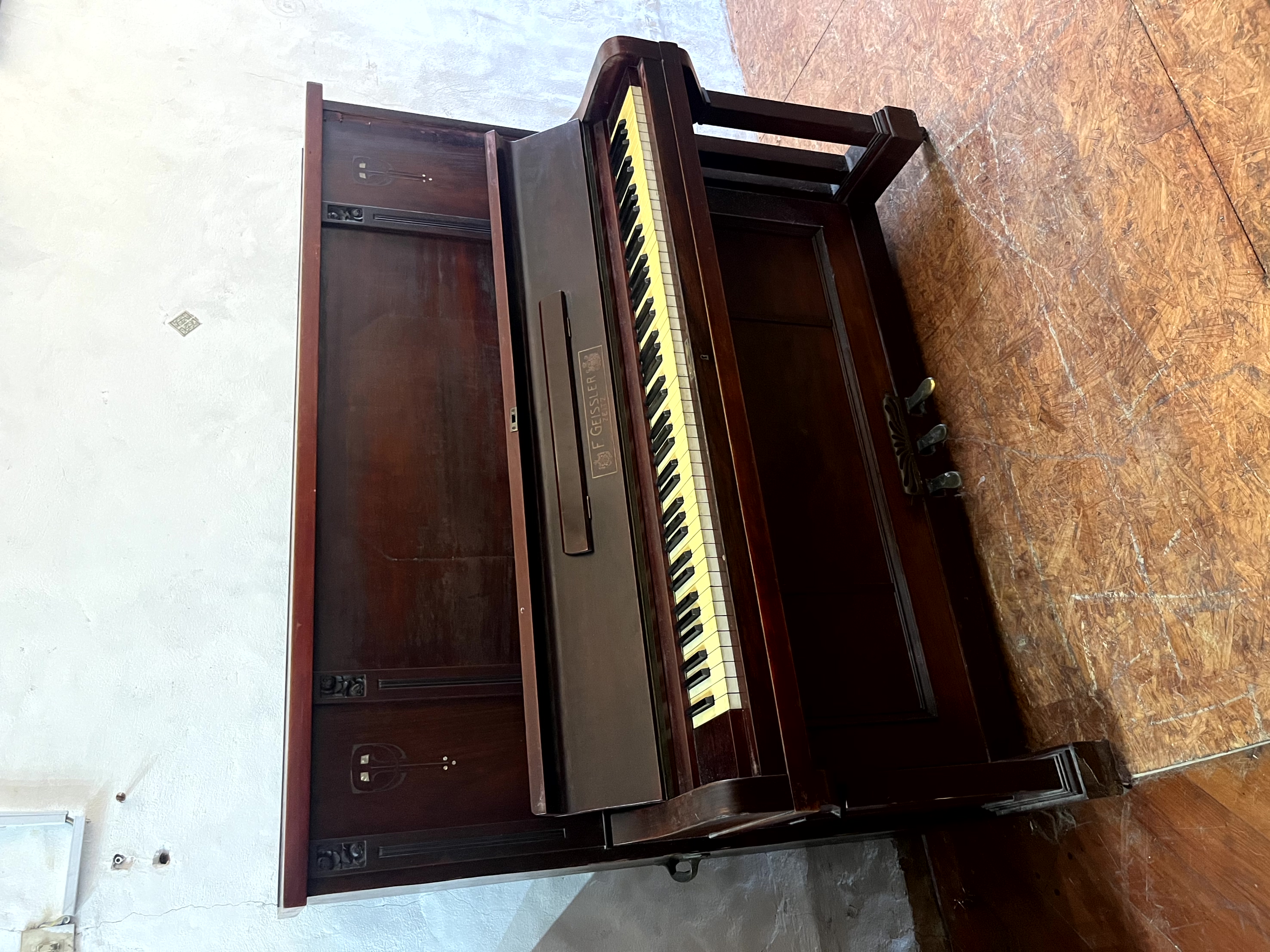 Piano Vertical  Geissler (DISPONIBLE)