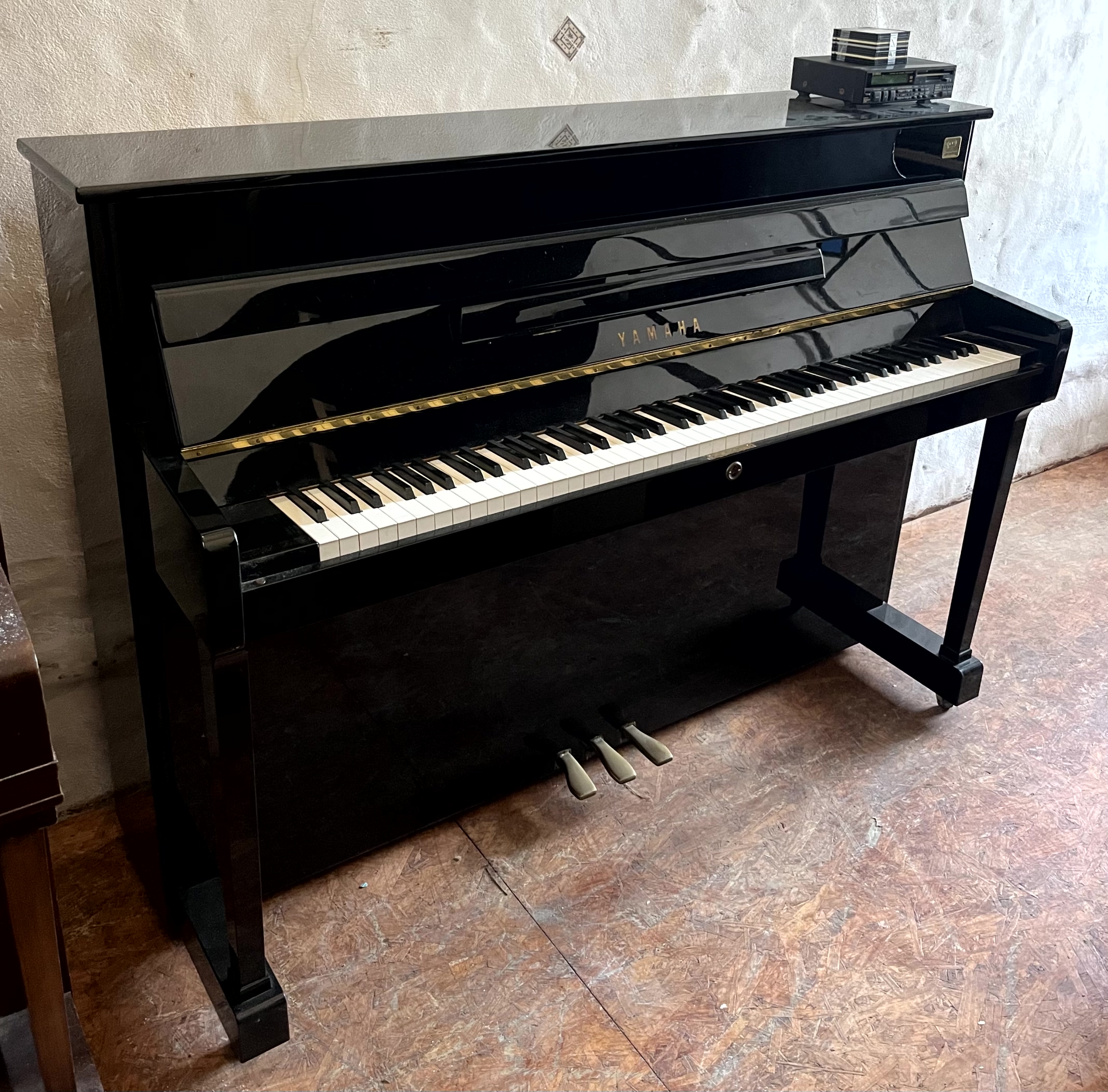 Piano Vertical Disklavier  Yamaha (DISPONIBLE)