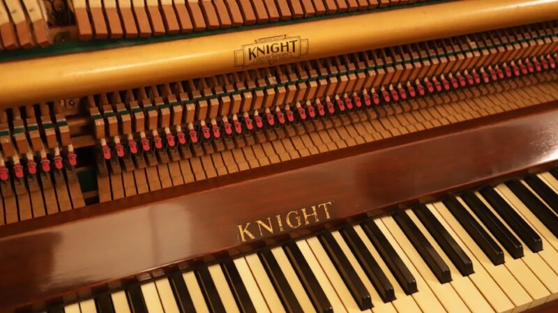 Piano vertical Knight inglés modelo minipiano - Image 3