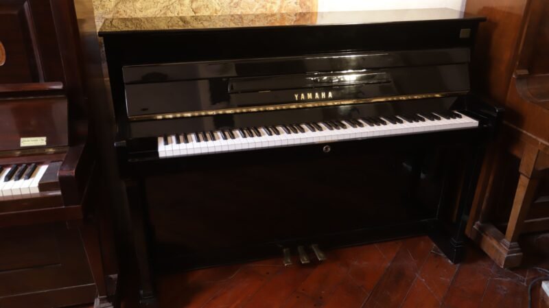 Piano vertical Yamaha japonés disklavier (VENDIDO)