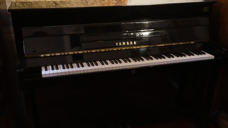 Piano vertical Yamaha japonés disklavier (VENDIDO) - Image 8