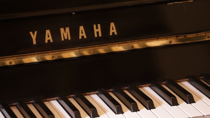 Piano vertical Yamaha japonés disklavier (VENDIDO) - Image 3