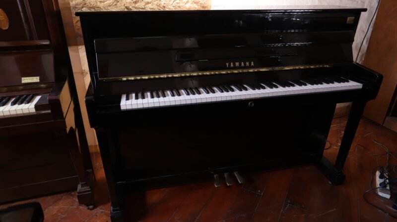 Piano vertical Yamaha japonés disklavier (VENDIDO) - Image 5