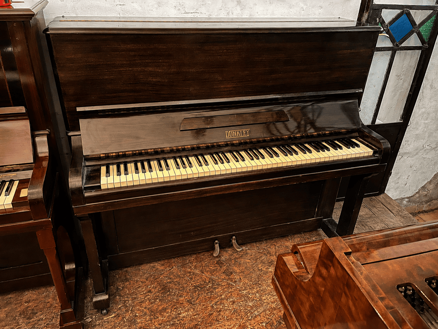 Piano vertical Dunkley inglés