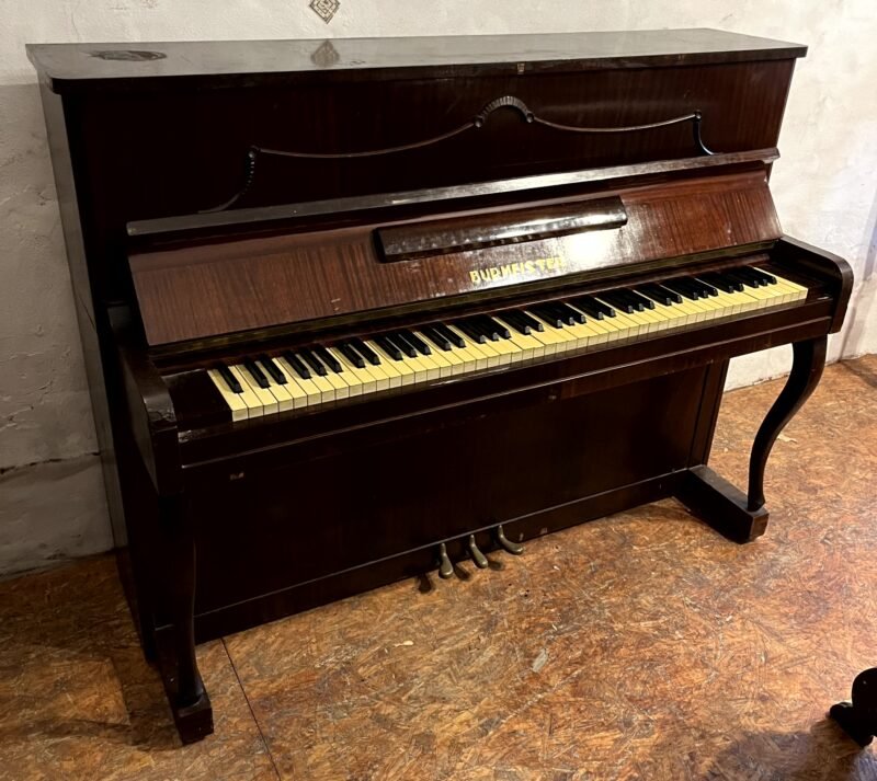Mini Piano Vertical Burmeister – Solo 1.200 USD