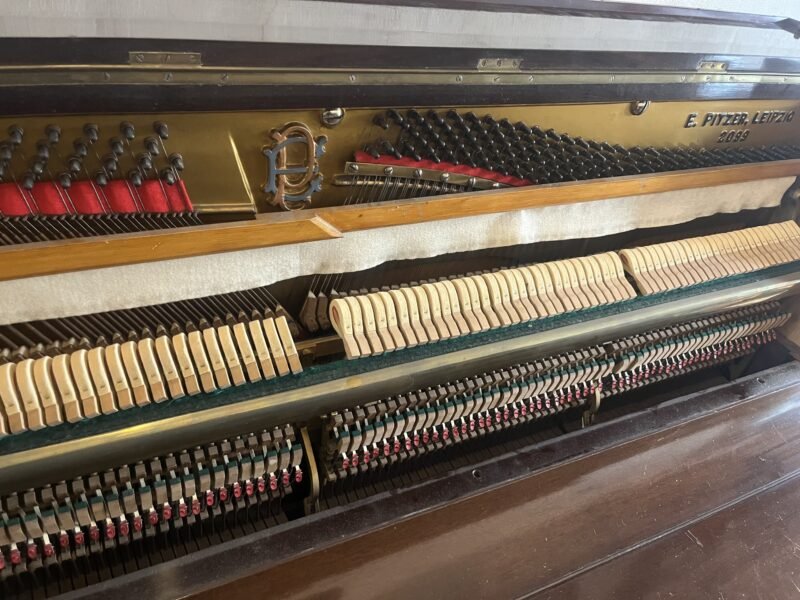 Piano vertical Pitzer Leipzig – Sonido cálido y estructura alemana - Image 2