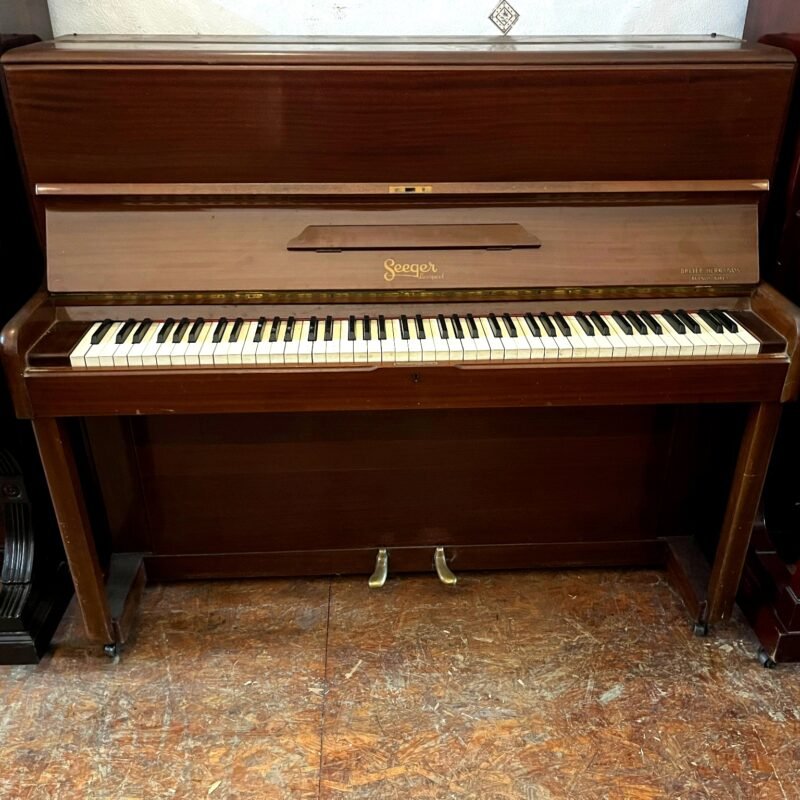 Piano vertical Seeger – Oportunidad en piano inglés