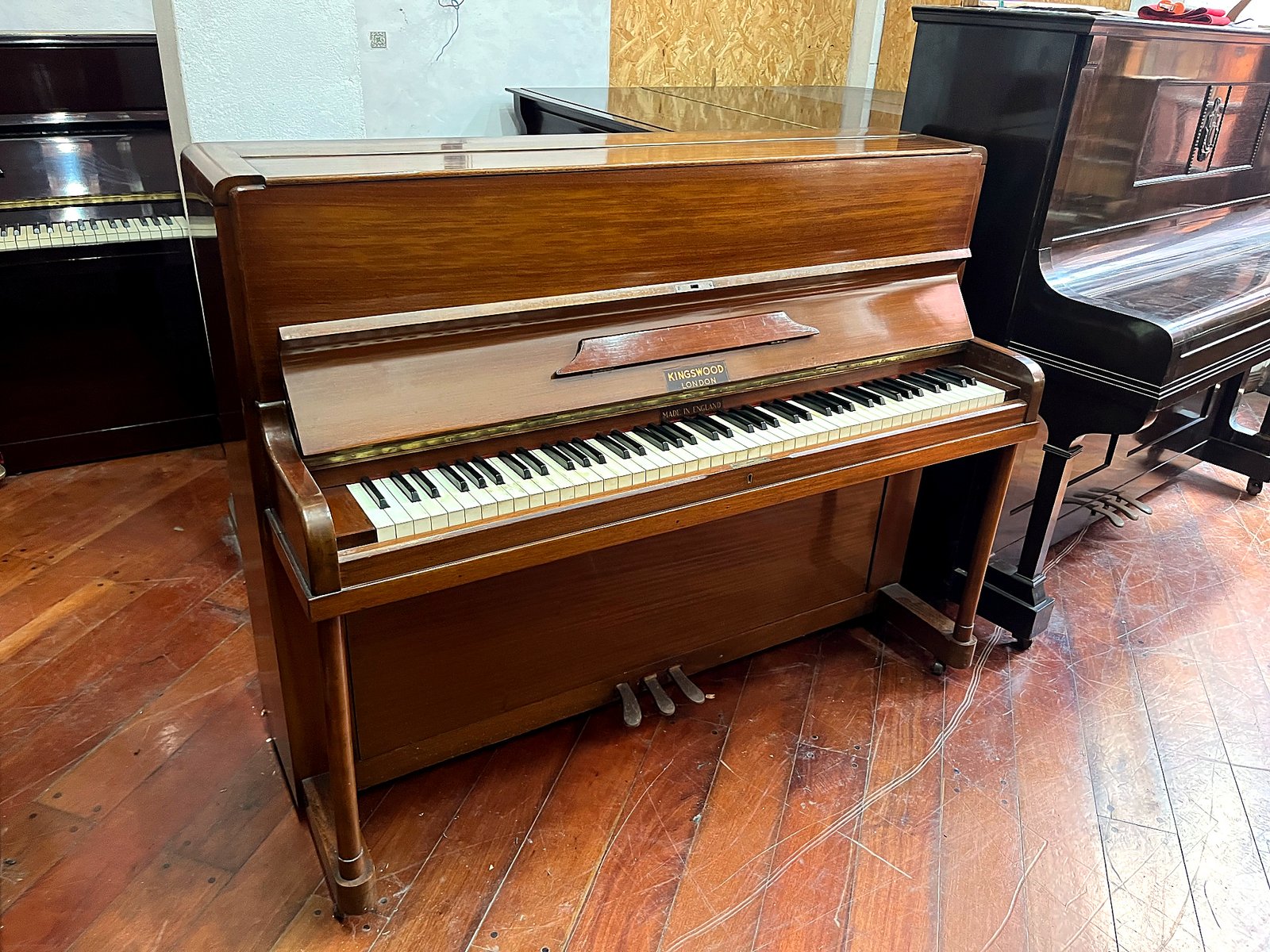 Piano vertical Kingswood inglés