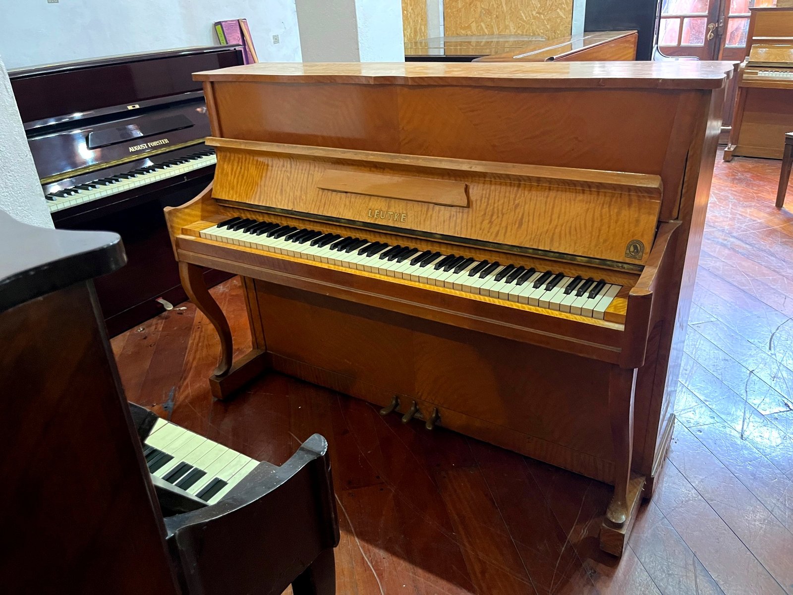 Piano vertical Leutke