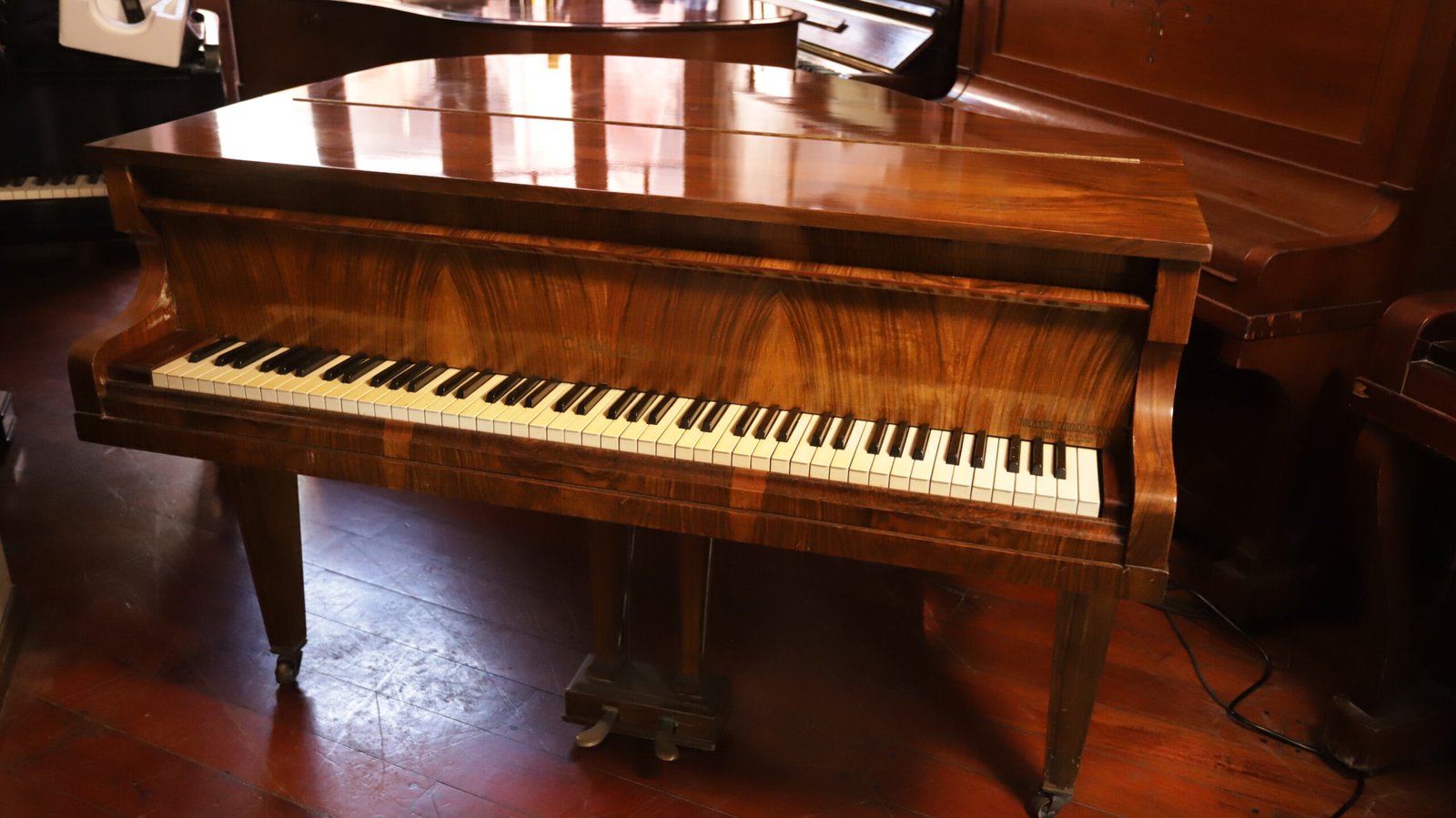 Piano de cola inglés Challen – Modelo mignon - Image 3