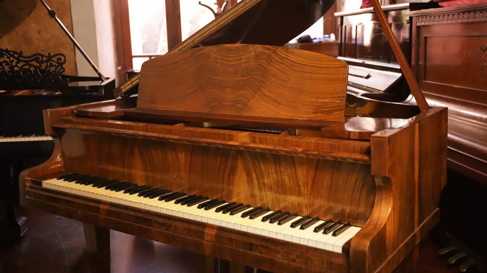 Piano de cola inglés Challen – Modelo mignon - Image 4