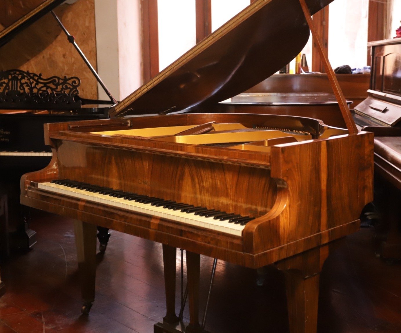 Piano de cola inglés Challen – Modelo mignon