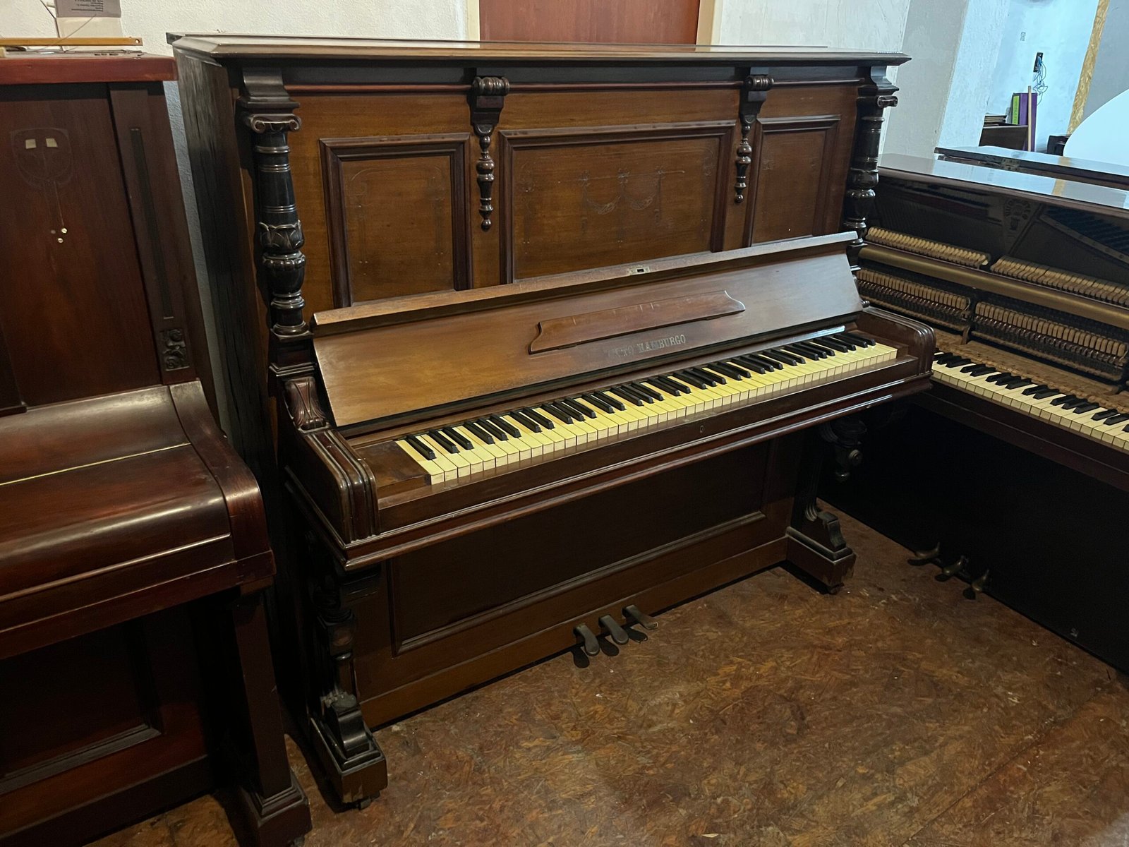 Piano vertical Otto Hamburgo alemán