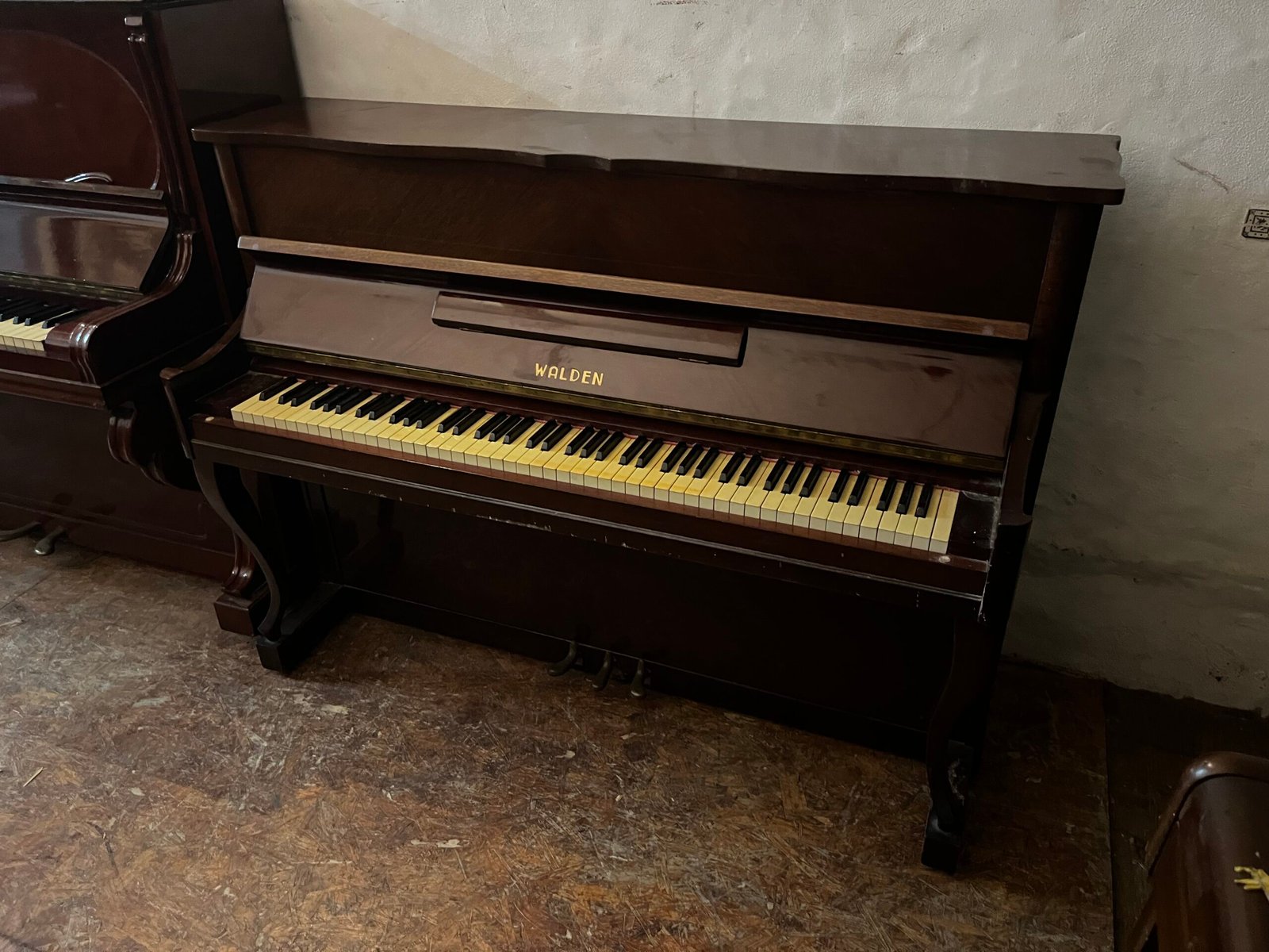 Piano vertical Walden