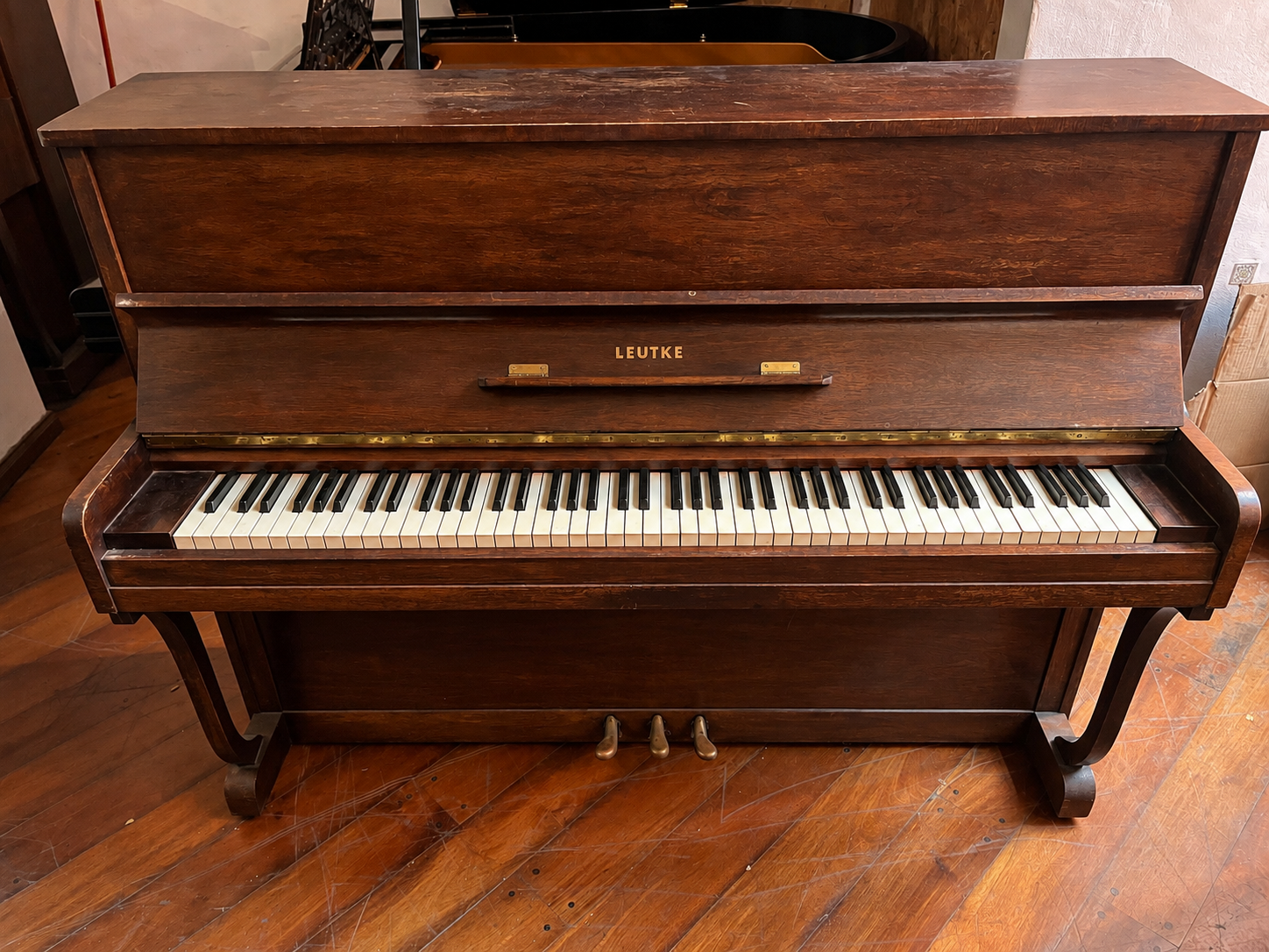 Piano vertical Leutke